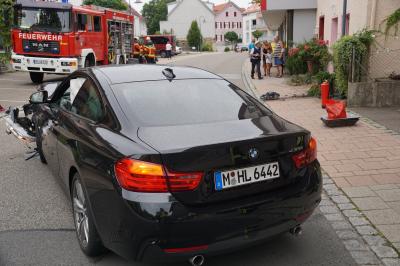 Mit Mietwagen zu schnell: Fahrer prallt gegen Wohnhaus in einer 30ger Zone